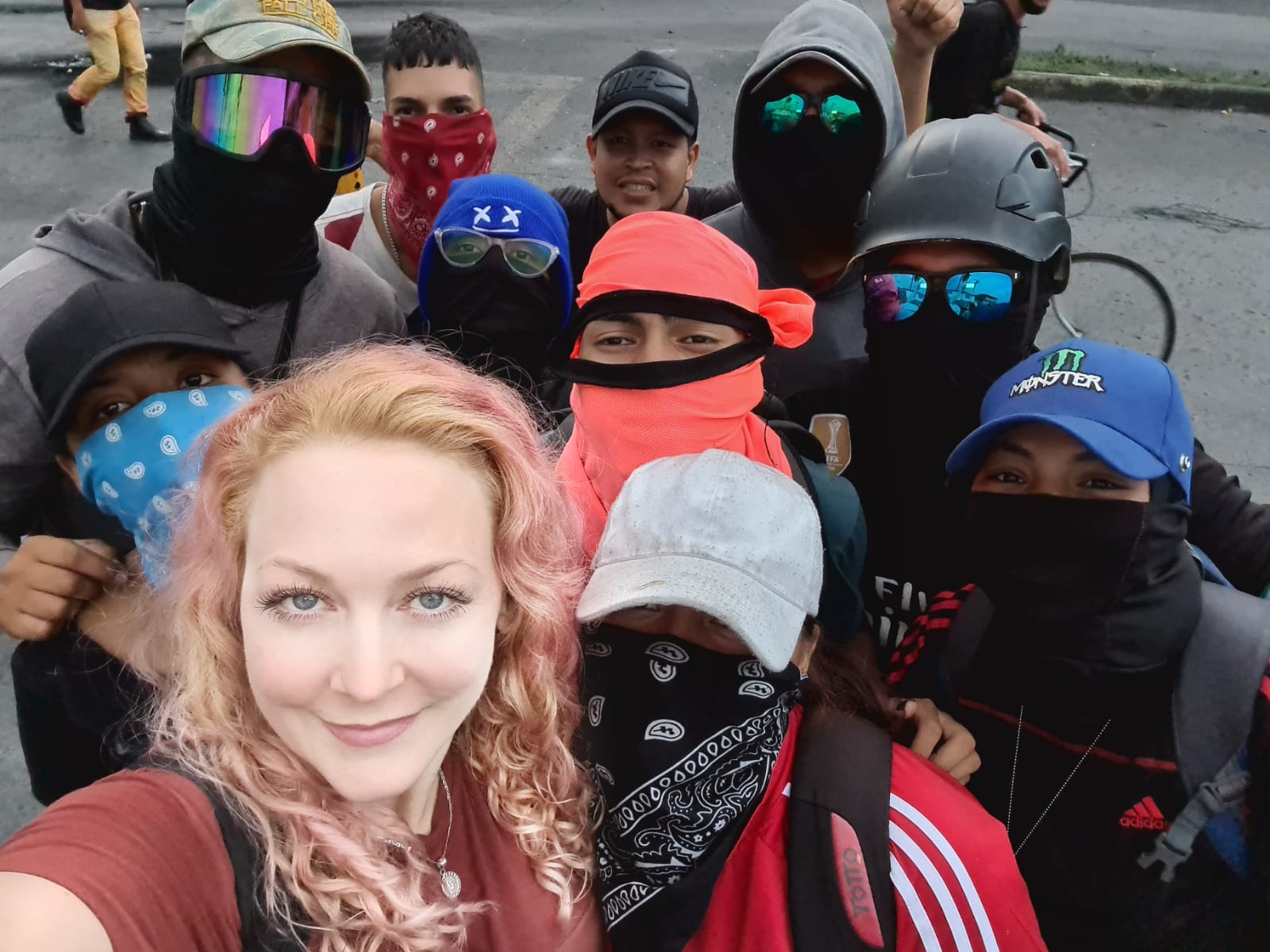 En sus cuentas de Instagram y Facebook, Rebecca Linda Marlene Sprößer ha compartido fotos junto a los jóvenes de las primeras líneas de protesta en Cali desde que empezó el paro nacional.