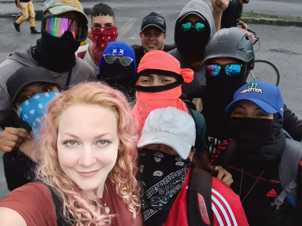 En sus cuentas de Instagram y Facebook, Rebecca Linda Marlene Sprößer ha compartido fotos junto a los jóvenes de las primeras líneas de protesta en Cali desde que empezó el paro nacional.