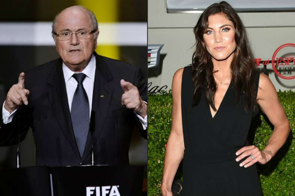Joseph Blatter (I), expresidente de Fifa, y Hope Solo (d), portera estadounidense. / AFP