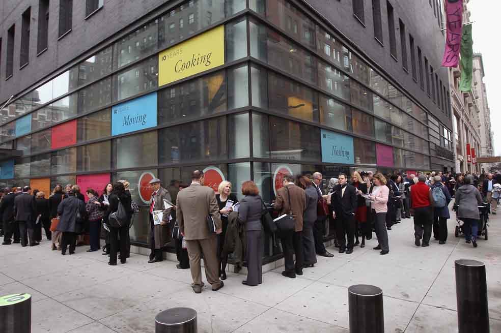 Desempelados estadounidenses hacen fila frente a Jewish Community Center de Nueva York para buscar un trabajo. / AFP