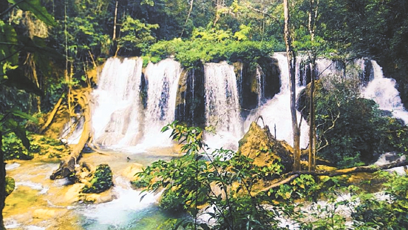 Cascada Las Golondrinas, en plena selva Laconda, en México. / Campamento Lacandones