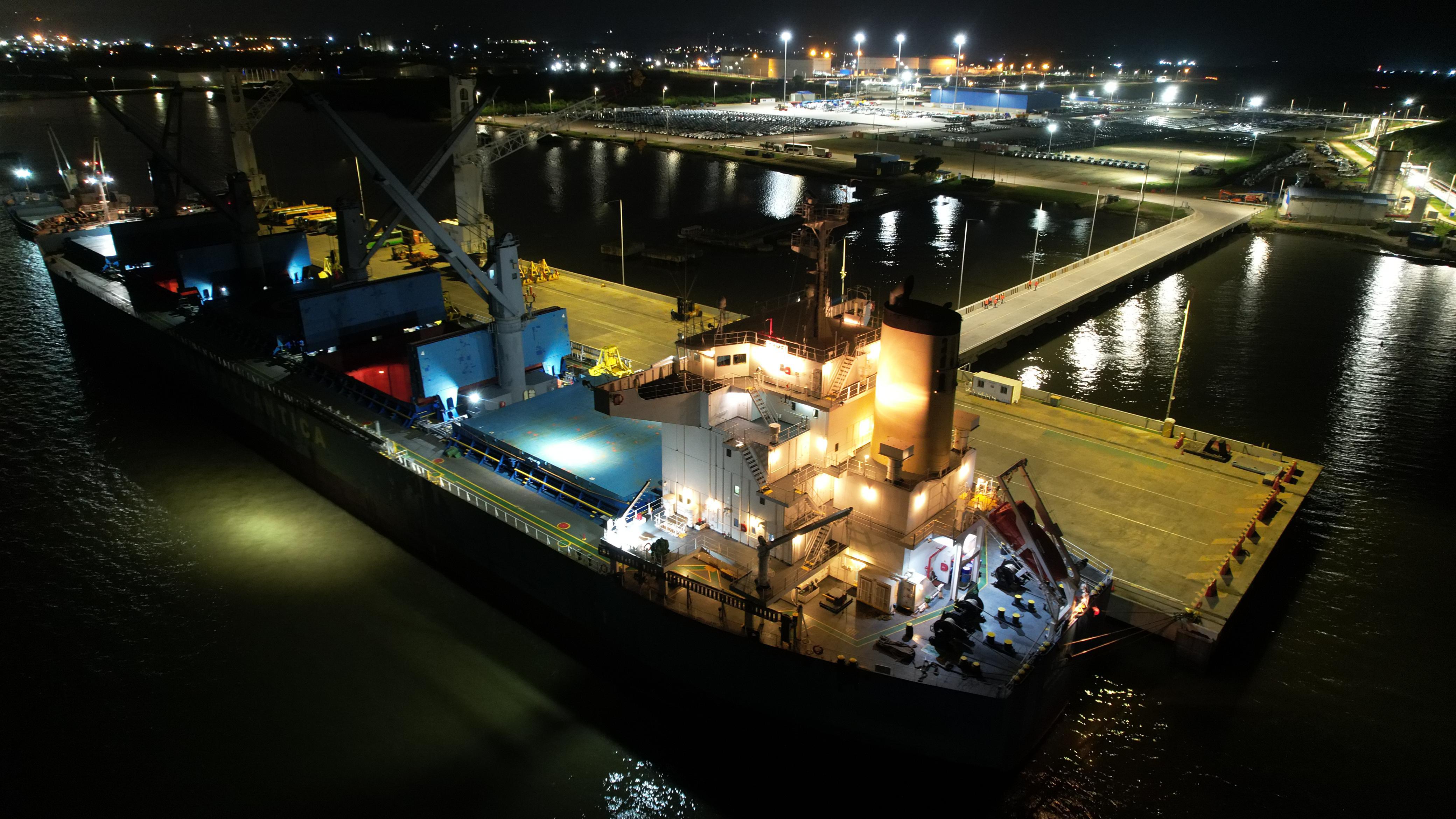 Llegada de los rieles al puerto de Cartagena.