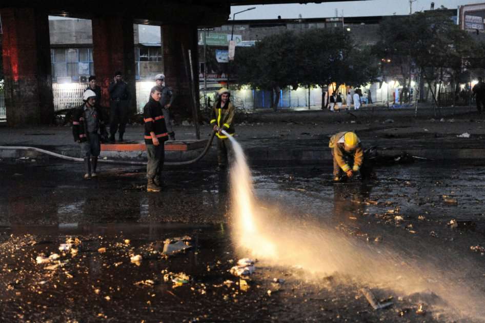 Bomberos afganos limpian la escena de la explosión de una bomba en Kabul, Afganistán. Este atentado se presentó el viernes./ EFE