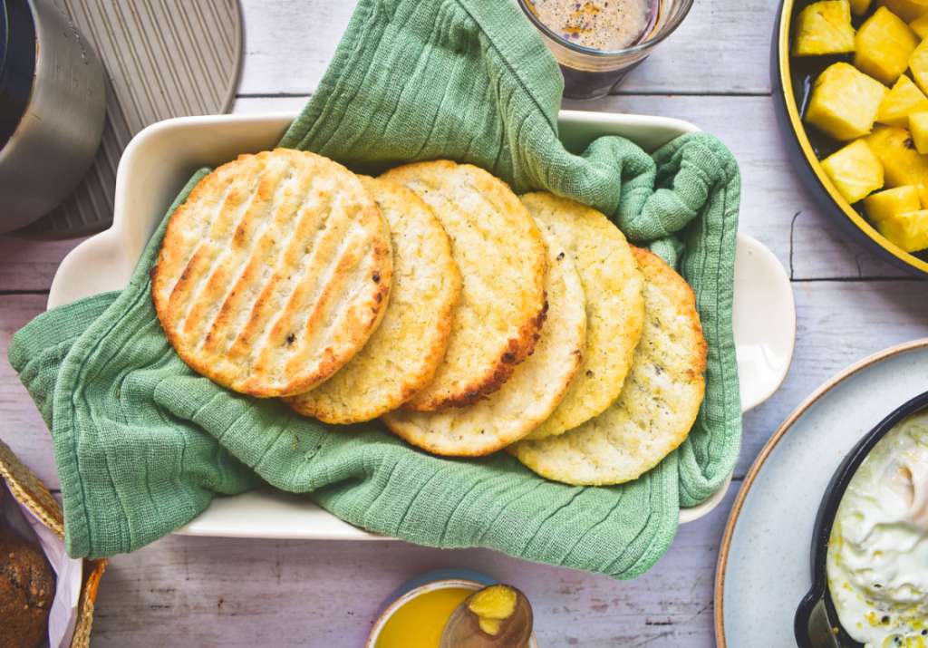 Pon un poco de mantequilla clarificada sobre la arepa y acompáñala con un café o té y huevos al gusto en el desayuno.