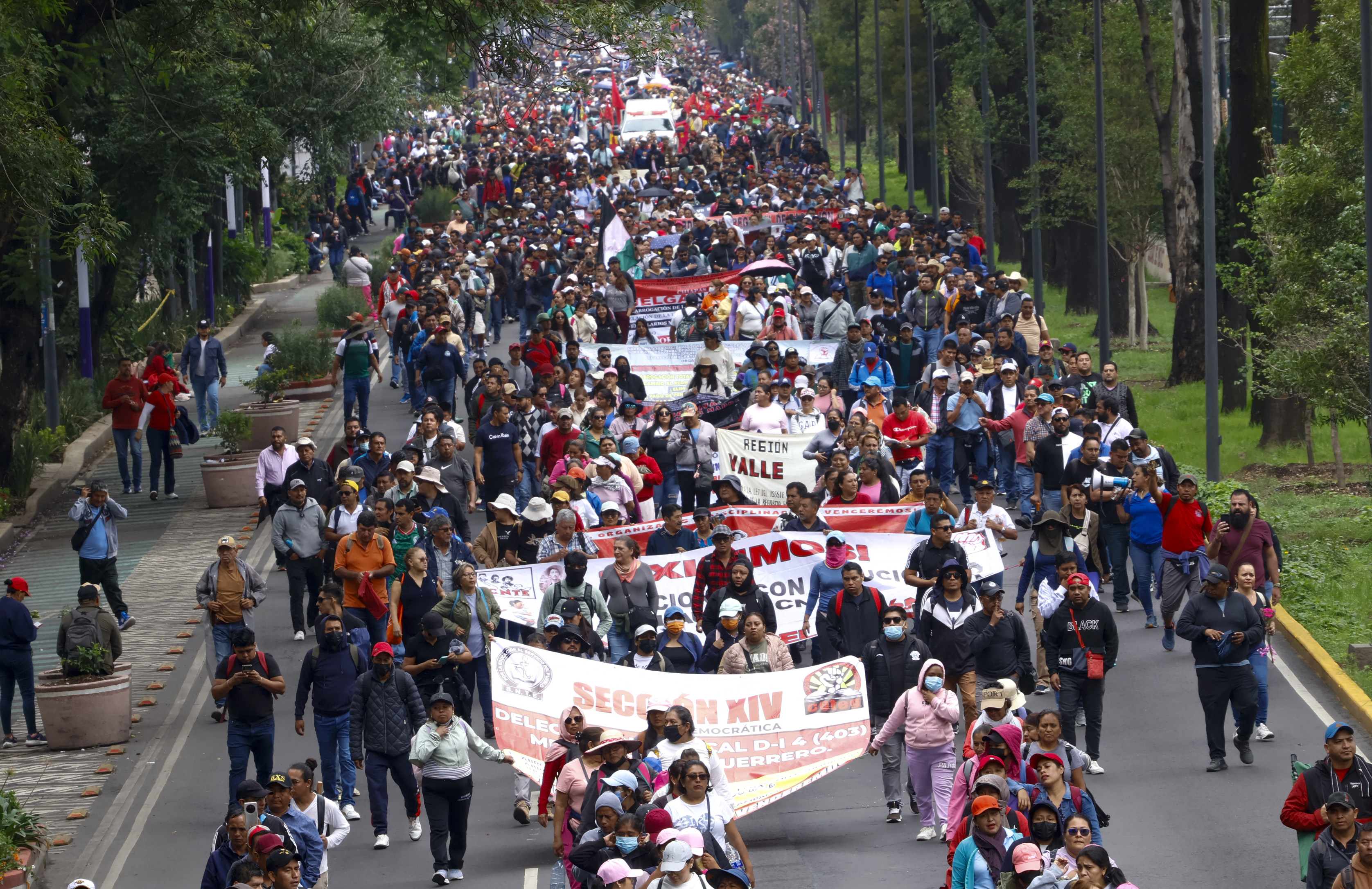 Maestros y estudiantes de la escuela Ayotzinapa marchan hacia el Estadio Azteca, en Ciudad de México.