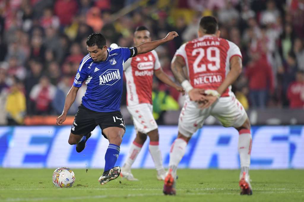 Jugador de Millonarios durante el clásico capitalino ante Independiente Santa Fe en el estadio el Campín de Bogotá
