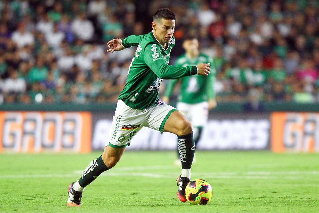 MEX3674. LEÓN (MÉXICO), 22/02/2025.- James Rodríguez de León conduce el balón este sábado, en un partido de la jornada 10 del torneo Clausura 2025 de la Liga MX entre León y Tigres, en el Estadio León, en Guanajuato (México). EFE/ Luis Ramírez
