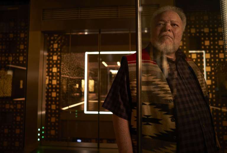 El actor Stephen McKinley Henderson como Stewart en una escena de "Devs".