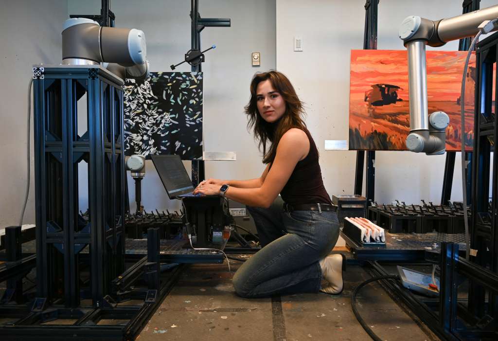Chloe Ryan, directora ejecutiva y fundadora de Acrylic Robotics, trabaja en el estudio de la empresa en Montreal, Canadá, el 12 de agosto de 2025. La artista Audrey-Eve Goulet, residente en Montreal, no sabía qué esperar después de aceptar que un brazo robótico impulsado por IA reprodujera una de sus pinturas.