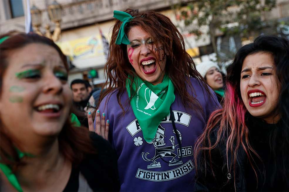 Miles de personas festejaron la aprobación de la despenalización del aborto por parte de la Cámara de Diputados el jueves 14 de junio de 2018, en las inmediaciones de la plaza del Congreso en Buenos Aires (Argentina). / Fotos: EFE.