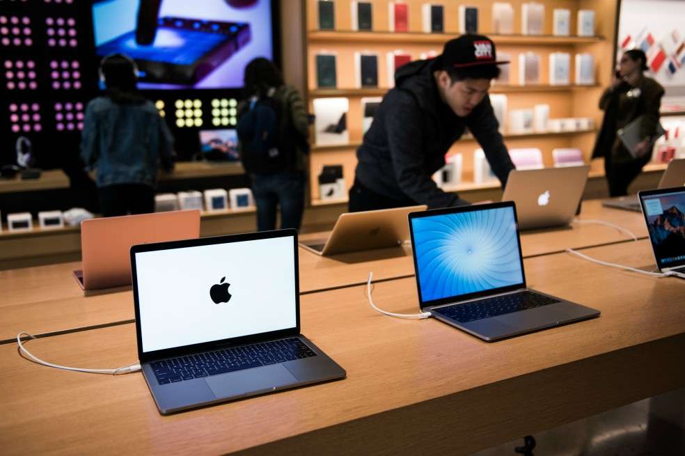 Apple Inc. MacBook Pro laptop computers sit on display at the company's Williamsburg store in the Brooklyn borough of New York, U.S., on Friday, May 20, 2017. Apple Chief Executive Officer Tim Cook said in May that the company planned to invest at least $1 billion to back advanced manufacturing companies in the U.S. and help create jobs in the industry. Photographer: Mark Kauzlarich/Bloomberg