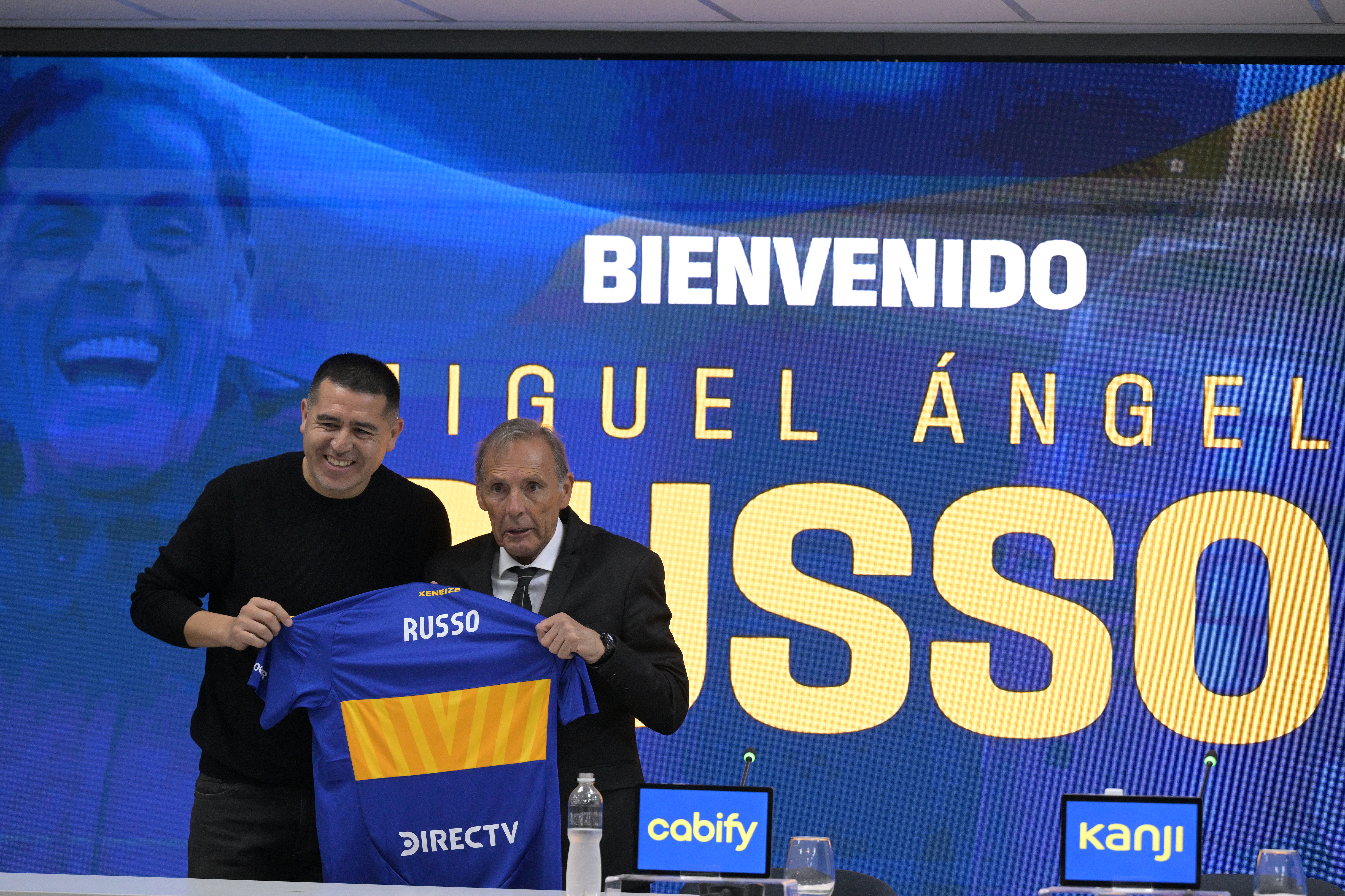 Juan Román Riquelme (izq.), presidente de Boca Juniors, y Miguel Ángel Russo, nuevo entrenador del club.