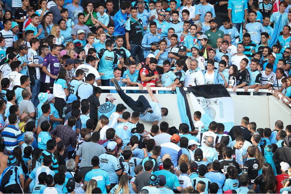Momento en el que Emanuel Balbo cae al acceso de una de las tribunas del estadio Mario Alberto Kempes, en Córdoba, Argentina. / AFP