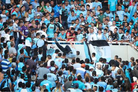 Muere hincha lanzado de una tribuna en Argentina