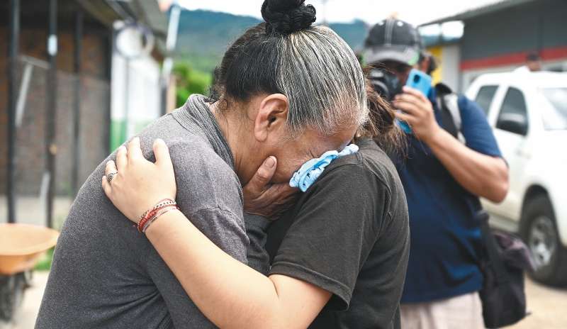 Familiares de las reclusas de la prisión del Centro de Adaptación Social de la Mujer, en Honduras, lloran el fallecimiento de varias decenas de ellas tras los enfrentamientos entre pandillas.