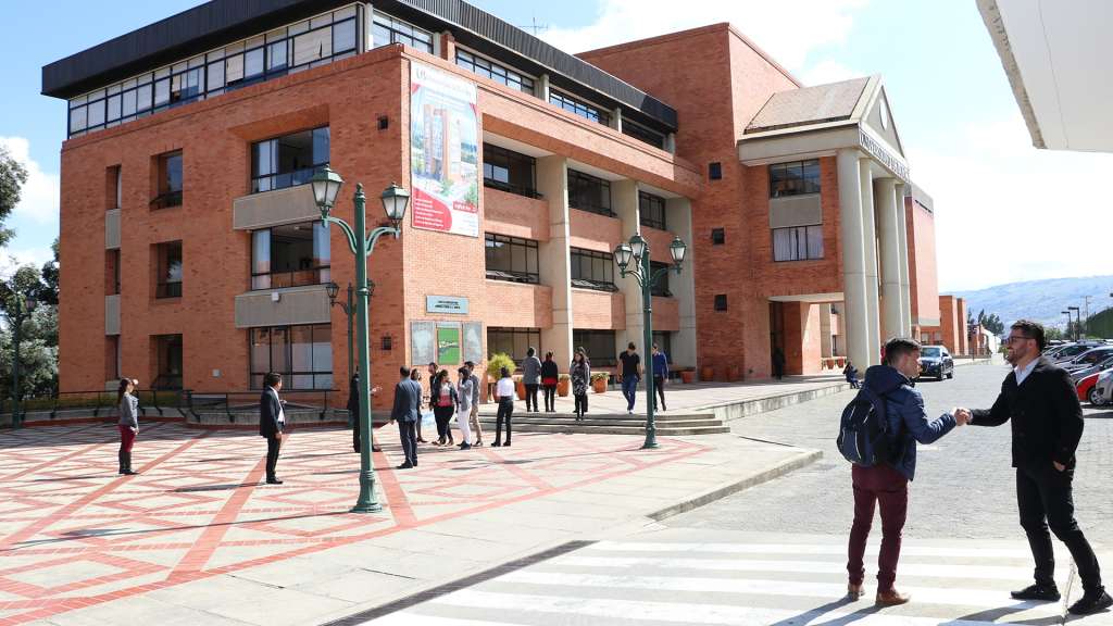 El Ministerio tuvo en cuenta los recursos de infraestructura, físicos, tecnológicos, de comunicación, información y bibliográficos.