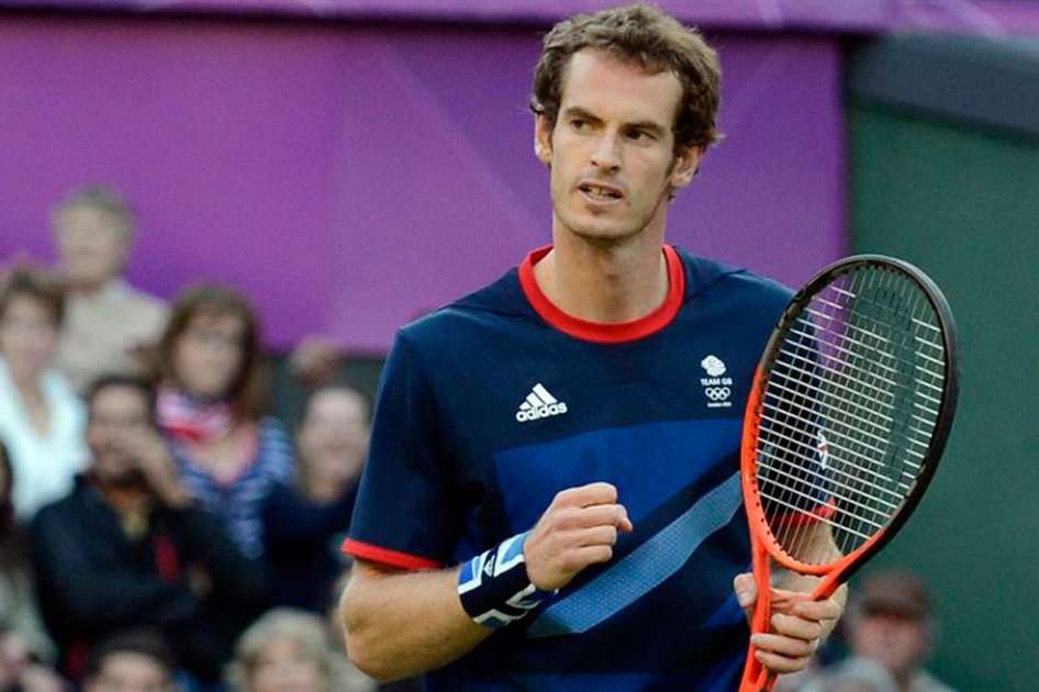 El británico Andy Murray celebra la victoria ante el serbio Novak Djokovic durante la semifinal de tenis masculino de los Juegos Olímpicos de Londres 2012. / AFP
