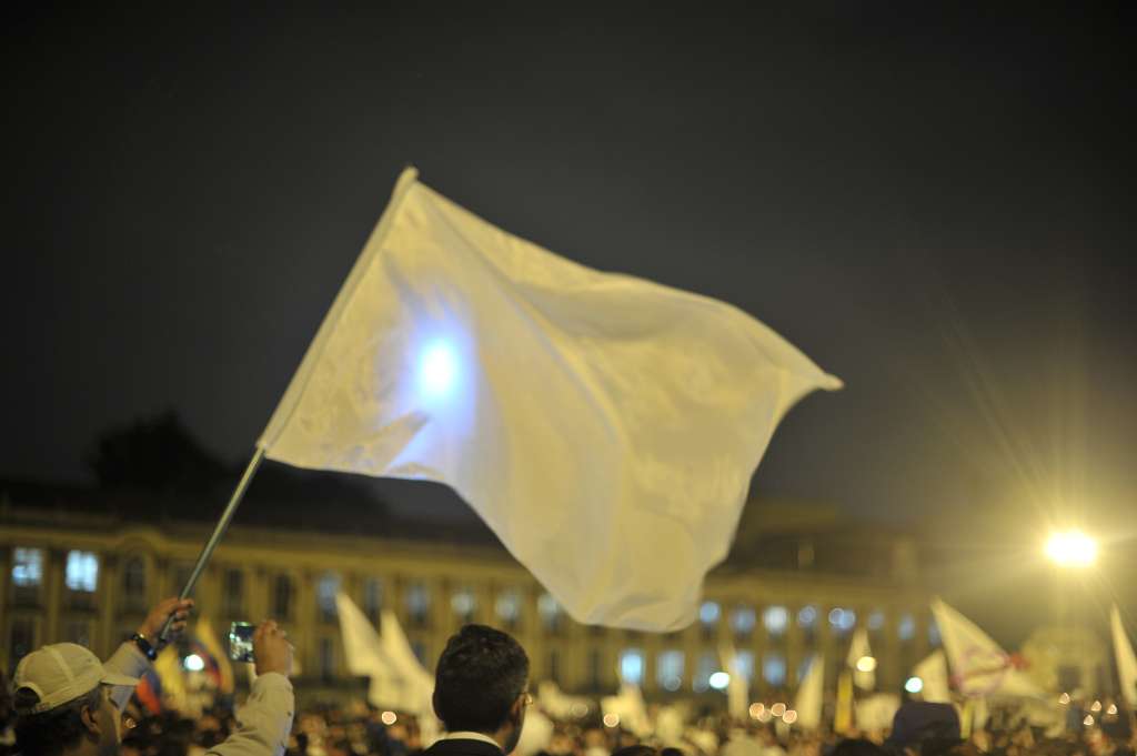 Miles de personas salen a marchar por la paz de Colombia, se congregan en la Plaza de Bolívar, en Bogotá.