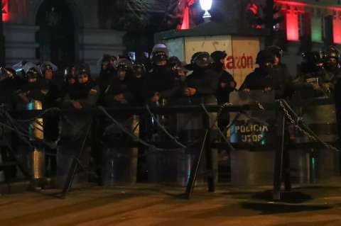 Gobierno de Áñez condecora a policías que se amotinaron contra Evo Morales