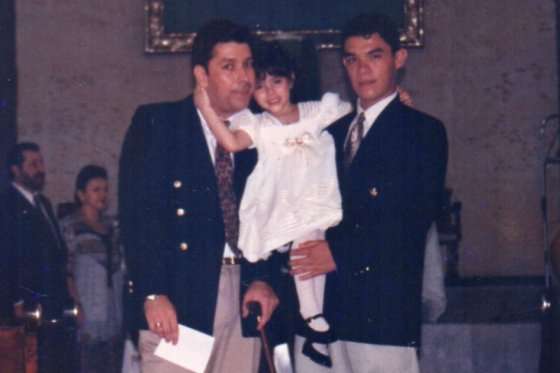Deborah, quien hoy tiene 24 años, junto a sus dos papás, Jorge Enrique y Vladimir el día de su bautizo. / Archivo Particular