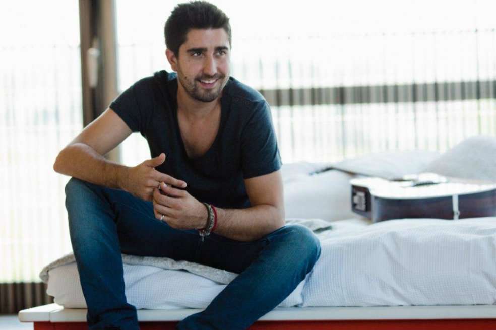 Álex Ubago incluyó una canción adicional (‘Nada que dar’) para los compradores de su nuevo trabajo discográfico en iTunes. / Cortesía Warner Music