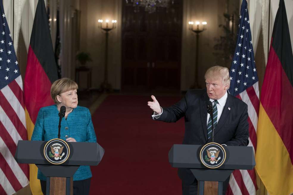 La canciller de Alemania, Angela Merkel, y el presidente de Estados Unidos, Donald Trump, durante su rueda de prensa de este viernes en la Casa Blanca, en Washington. / EFE