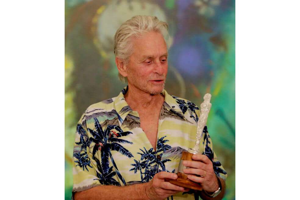 El actor estadounidense Michael Douglas durante un acto de homenaje a su trayectoria en Cartagena. Douglas recibió una India Catalina, estatuilla con la que el Festival Internacional de Cine de Cartagena de Indias (FICCI) le rindió tributo. / EFE