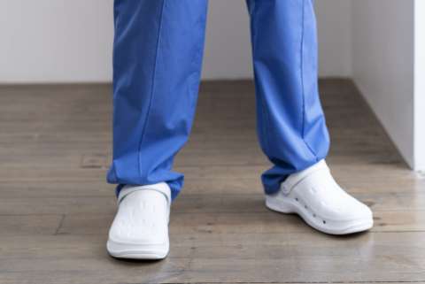 Zapatos de enfermería: cómo limpiarlos para una correcta desinfección y cuidado