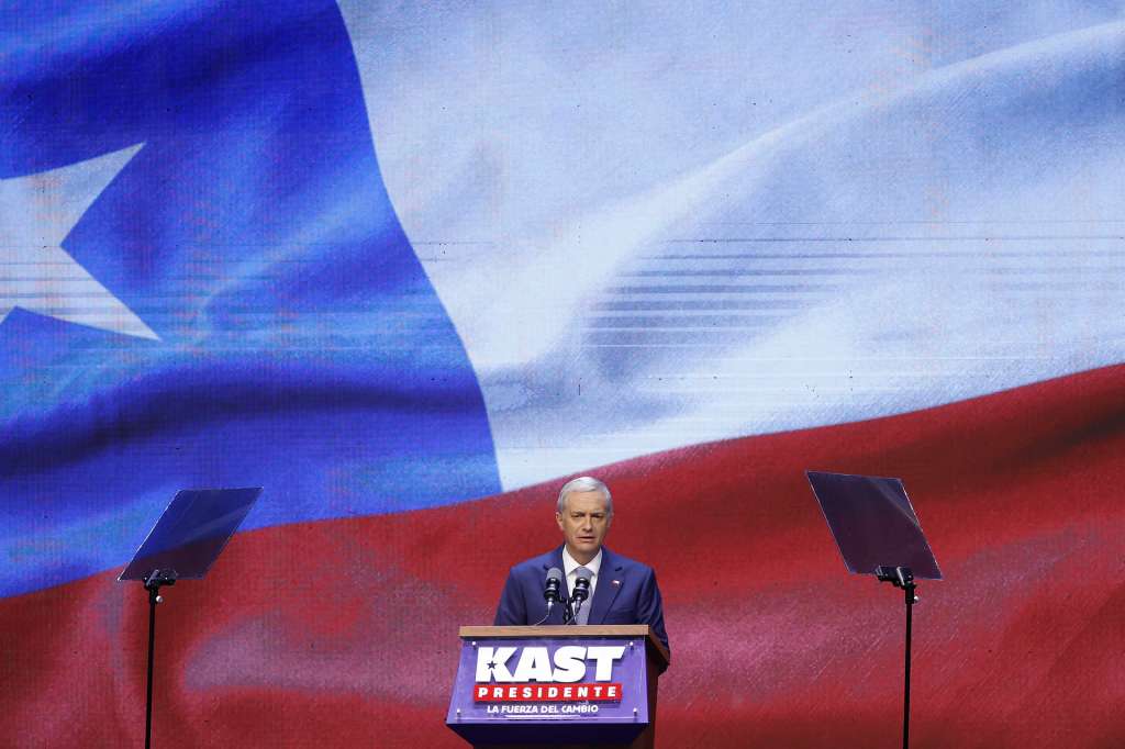 AME8376. SANTIAGO (CHILE), 14/12/2025.- El presidente electo de Chile, el ultraderechista José Antonio Kast, pronuncia un discurso tras ganar la segunda vuelta de las elecciones presidenciales este domingo, en Santiago (Chile). Kast dijo que sus prioridades van a ser "seguridad, inmigración y progreso económico" y aseguró que "Chile necesita orden en las calles y en el Estado". EFE/ Elvis González