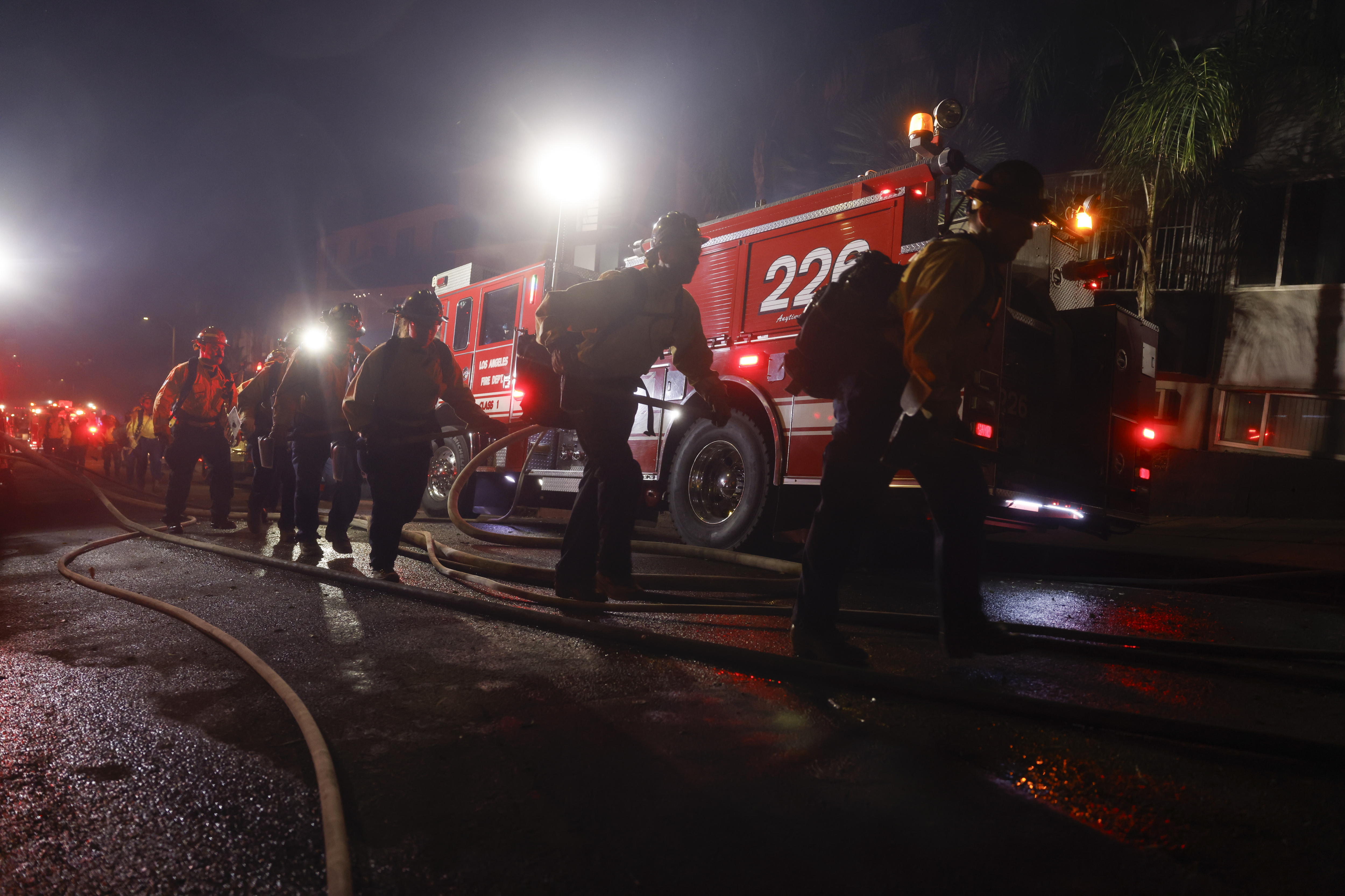 Los Angeles (United States), 09/01/2025.- Firefighters prepare to fight off a brush fire that broke out in the Hollywood Hills in Los Angeles, California, USA, 08 January 2025. According to data from California Department of Forestry and Fire Protection (CAL FIRE), multiple wildfires are burning across thousands of acres and have forced widespread evacuations in the Los Angeles area. (incendio forestal) EFE/EPA/CAROLINE BREHMAN