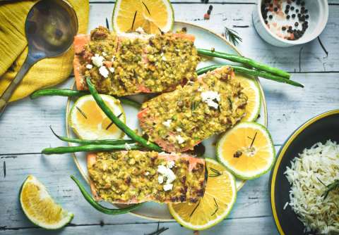 Salmón en salsa de pistacho para el almuerzo