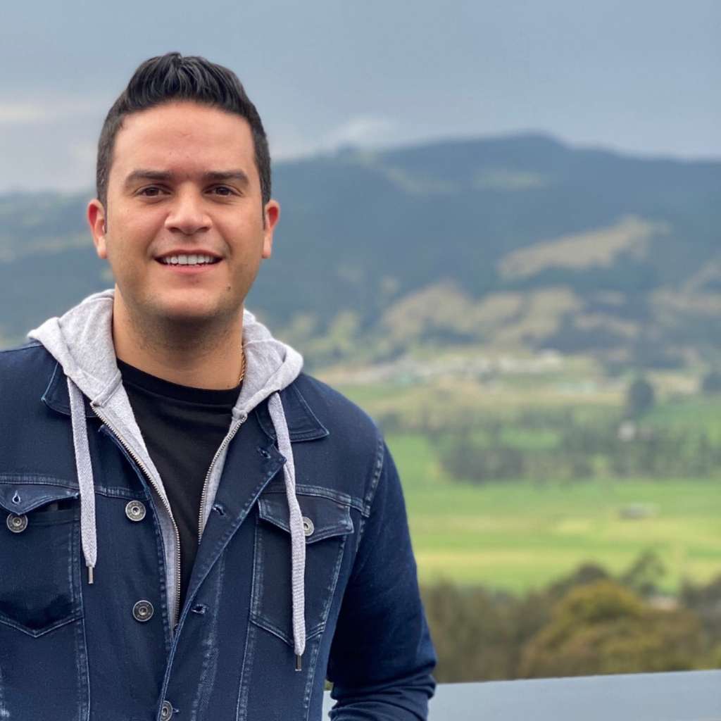 Luis Carrillo representó a Rafael Escalona en la novela La Cacica. También ha participó en las series El robo del Siglo, Tierra de Cantores y El Joe la Leyenda. Foto tomada del twitter personal de Carrillo.