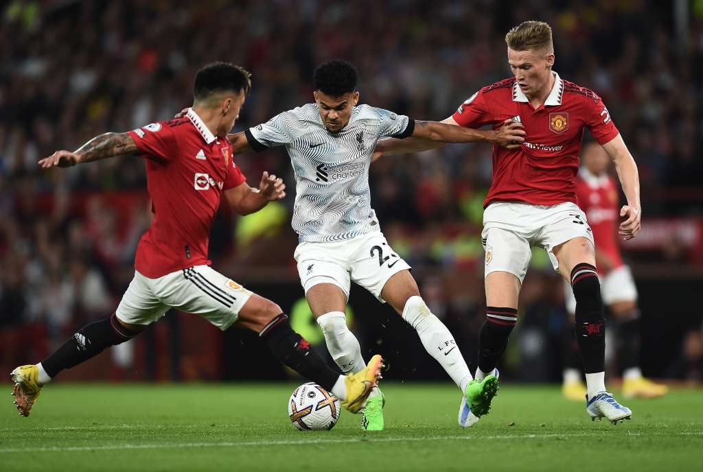 Manchester (United Kingdom), 22/08/2022.- Lisandro Martinez (L) and Scott McTominay (R) of Manchester United in action against Luis Diaz of Liverpool (C) during the English Premier League soccer match between Manchester United and Liverpool FC in Manchester, Britain, 22 August 2022. (Reino Unido) EFE/EPA/PETER POWELL EDITORIAL USE ONLY. No use with unauthorized audio, video, data, fixture lists, club/league logos or 'live' services. Online in-match use limited to 120 images, no video emulation. No use in betting, games or single club/league/player publications