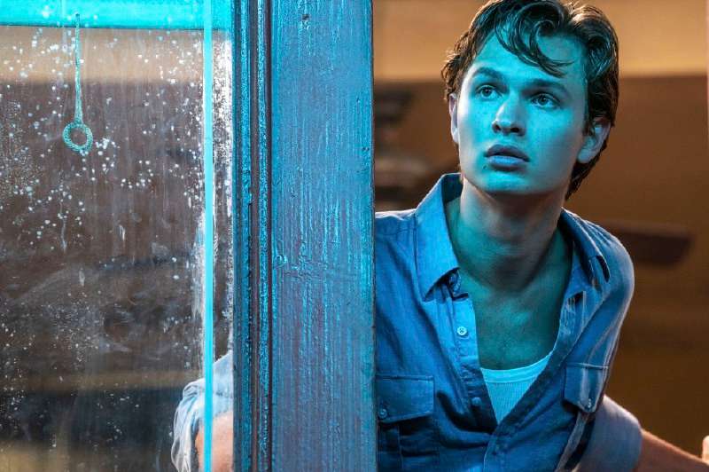 Ansel Elgort en una escena de la película Amor sin barreras, donde interpreta a Tony, un chico de la calle en Nueva York durante los años 50. / Cortesía: Disney