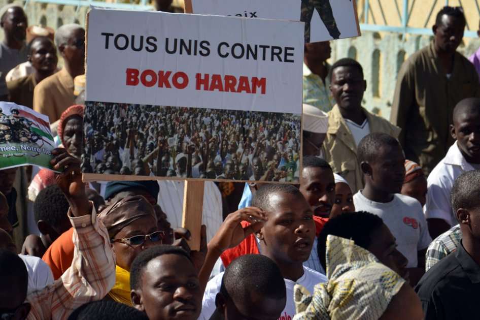 "Todos unidos contra Boko Harám" se lee en medio de una protesta en rechazo a los atentados perpetrados por el grupo.