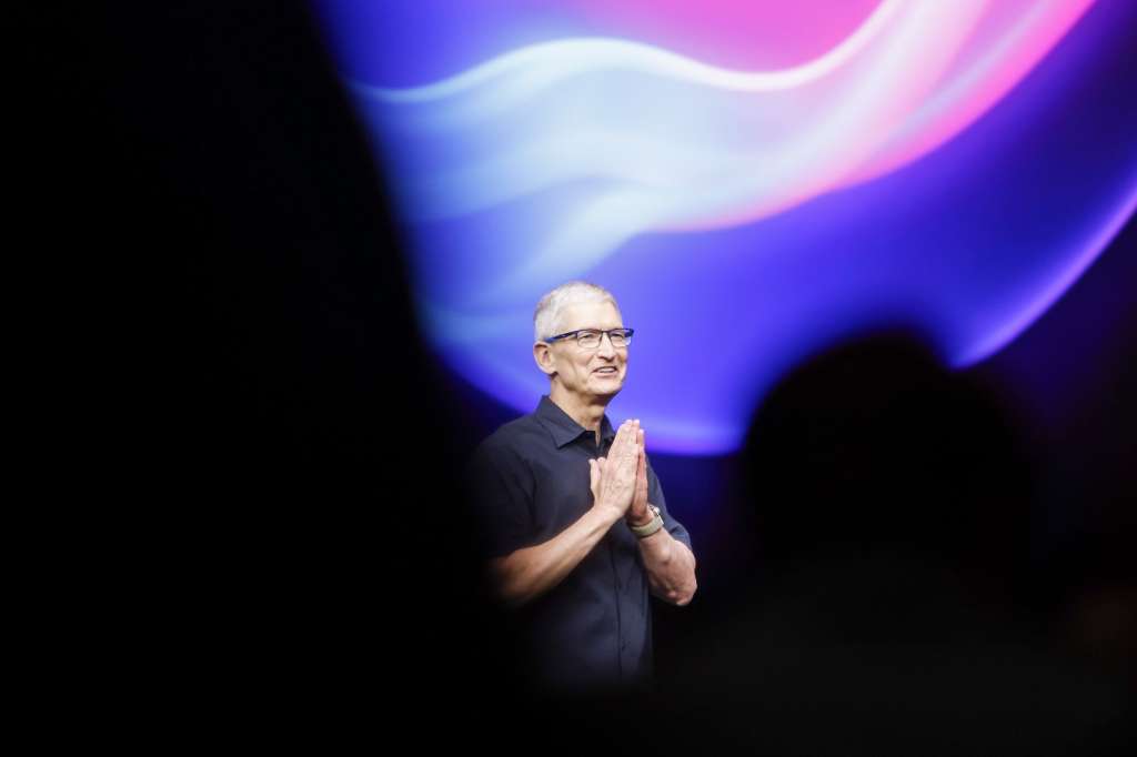 Cupertino (United States), 09/09/2024.- Apple CEO Tim Cook reacts on stage at the start of the company's 'Glowtime' product launch event on the campus of Apple Park in Cupertino, California, USA, 09 September 2024. EFE/EPA/PETER DASILVA