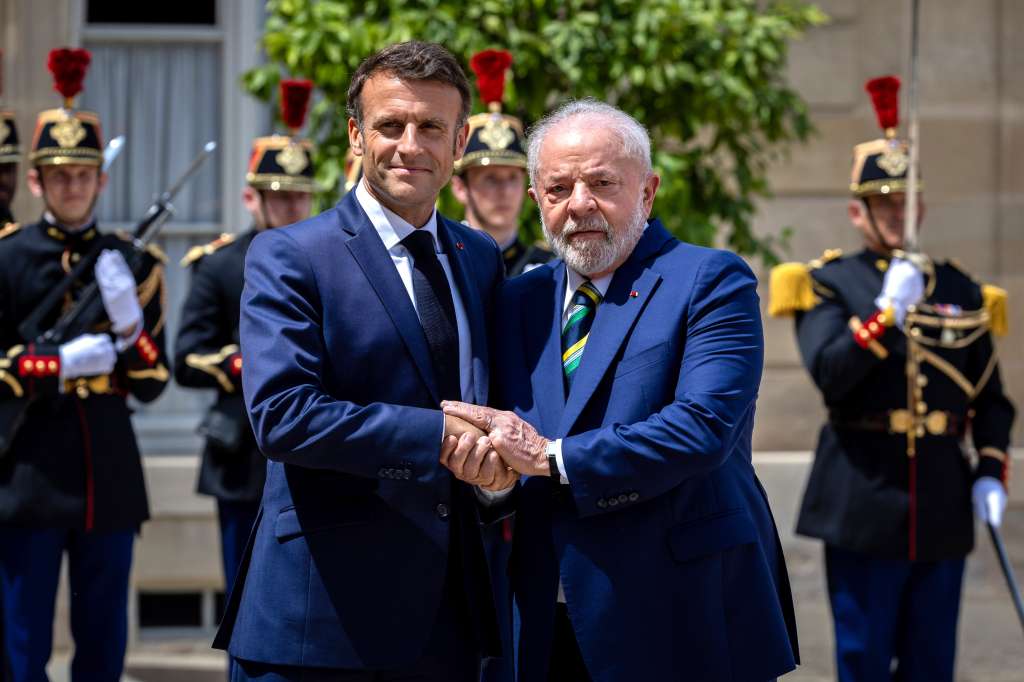 Paris (France), 23/06/2023.- French President Emmanuel Macron (L) and Brazilian President Luiz Inacio Lula da Silva (R) shake hands upon his arrival at the Elysee Palace for a work lunch, on the sidelines of the New Global Financial Pact Summit in Paris, France, 23 June 2023. World leaders, heads of international organizations and activists are gathering in Paris for a two-day summit aimed at seeking better responses to tackle poverty and climate change issues by reshaping the global financial system. (Brasil, Francia) EFE/EPA/CHRISTOPHE PETIT TESSON