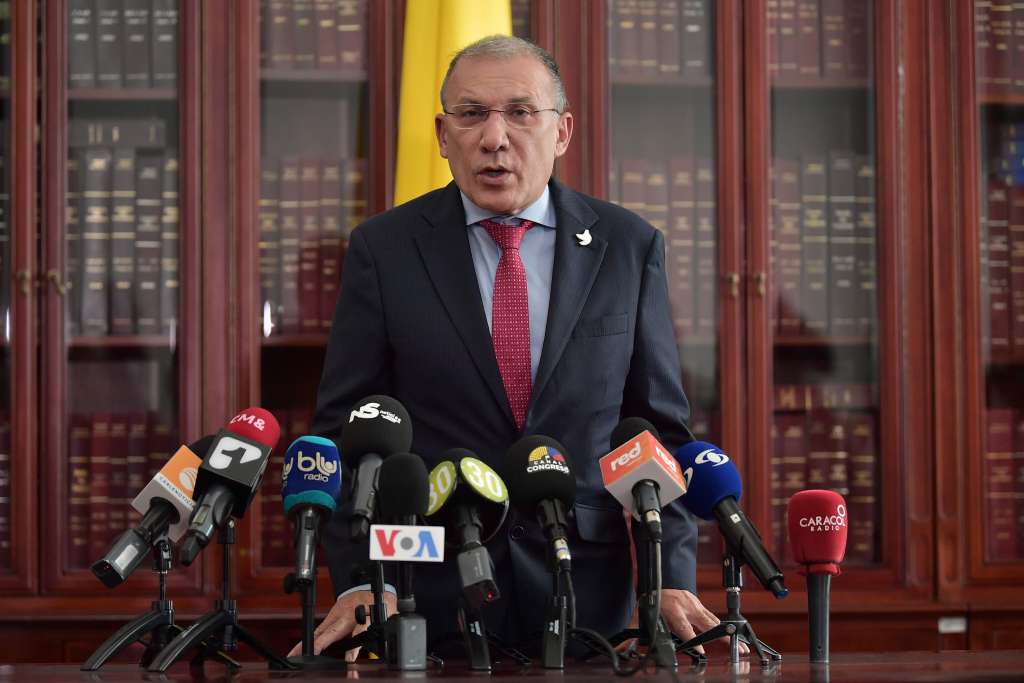 Congresista y presidente del Senado, en rueda de prensa por la crisis en la coalición del gobierno de Gustavo Petro.