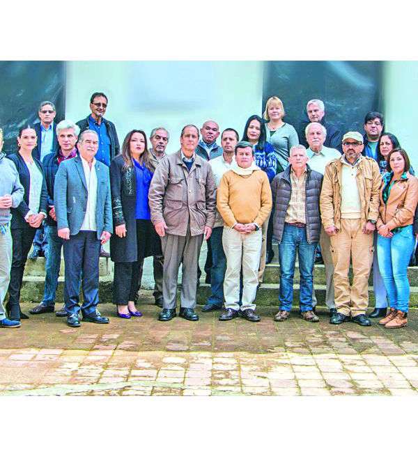 Los equipos negociadores del Gobierno y el Eln, posando para los medios el sábado pasado en Ibarra, Ecuador. / SIG