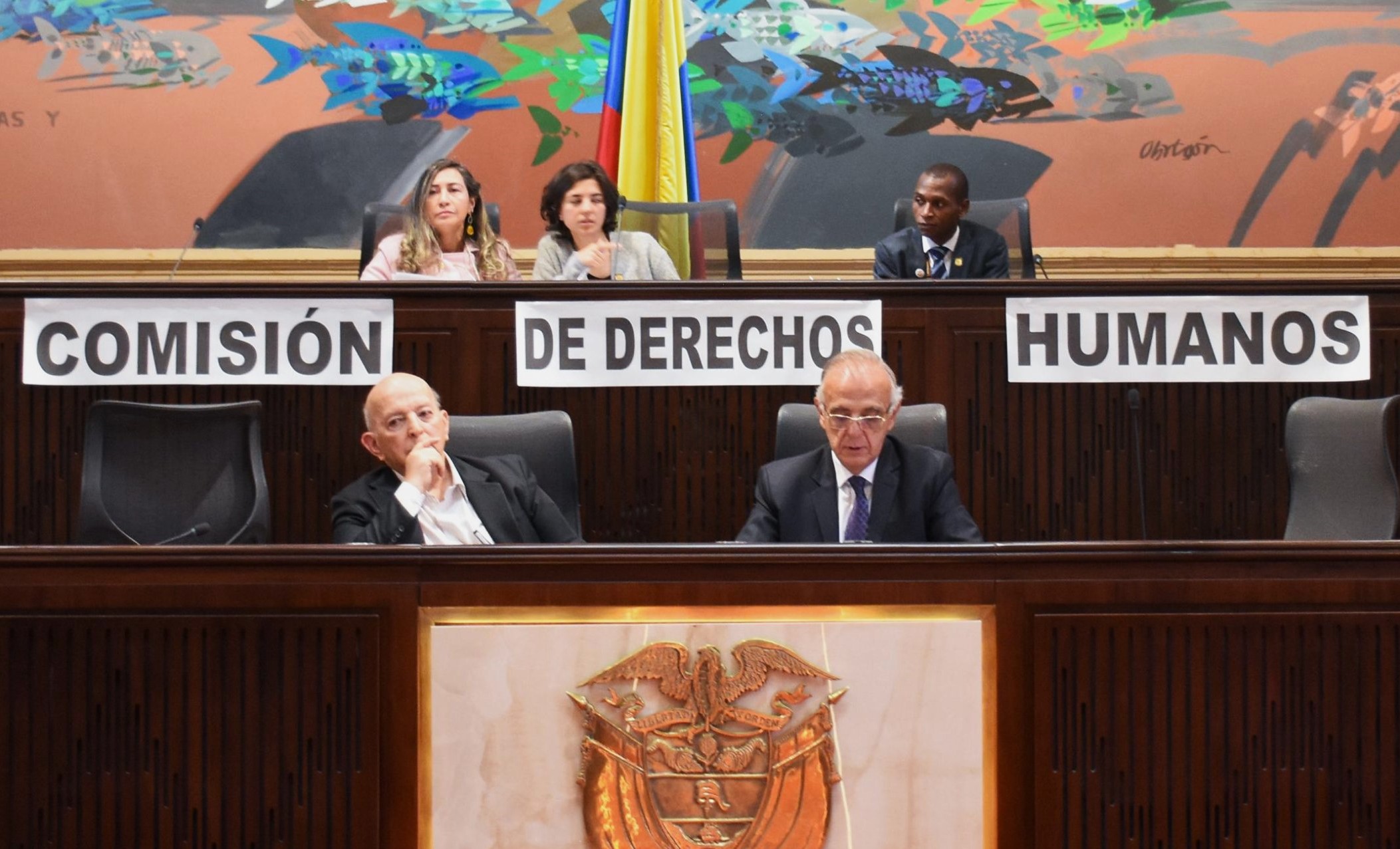 El comisionado de paz, Otty Patiño (izq.) y el ministro de Defensa, Iván Velásquez, en el debate de control político del 24 de abril de 2024.