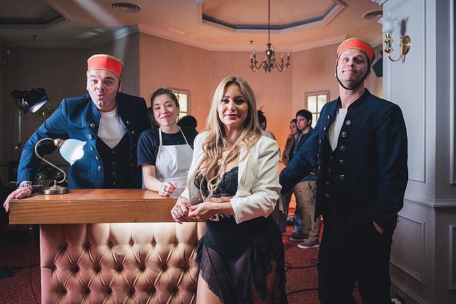 Los Caligaris se unen a Karina para ponernos a bailar con ‘Tu Infeliz’