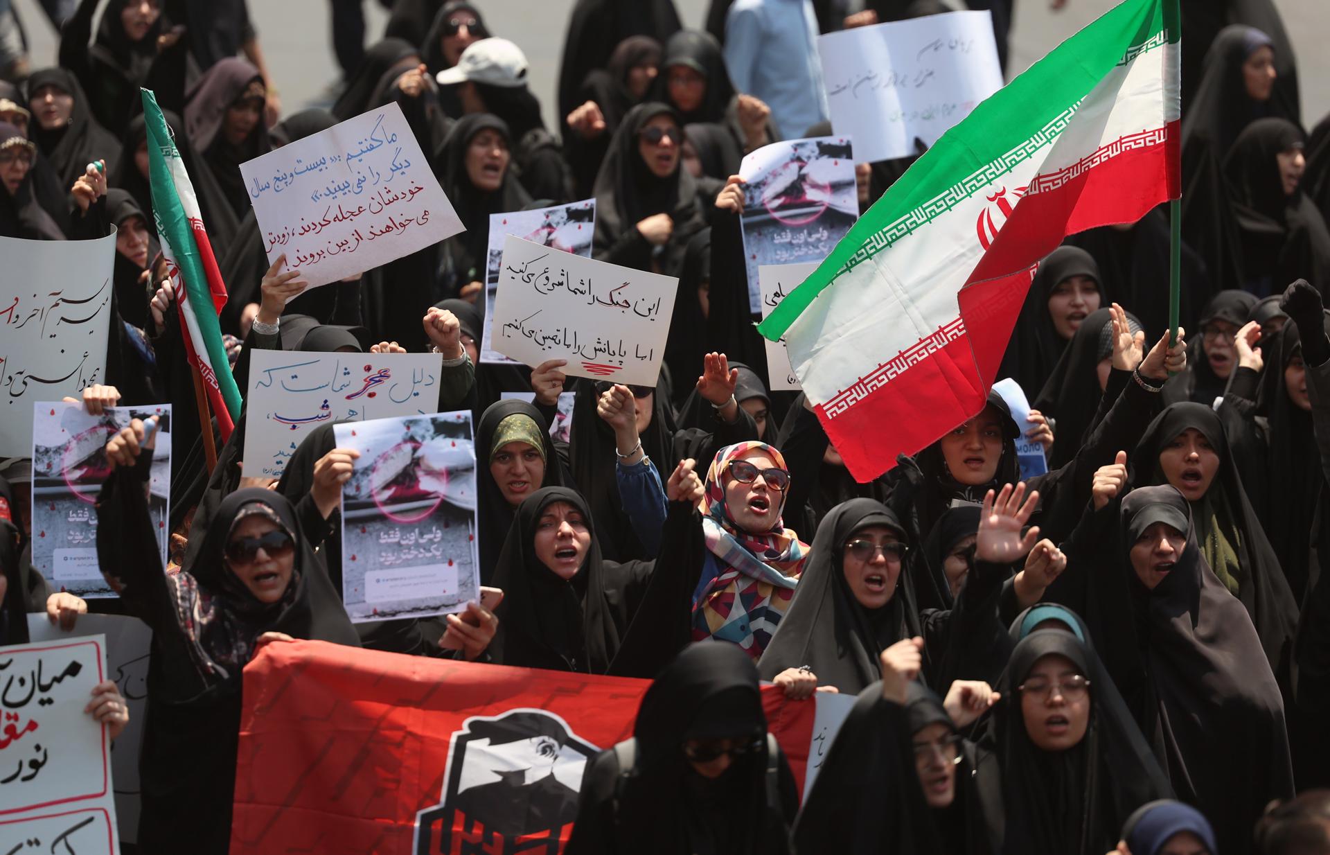 TEHRAN (IRAN(Islamic Republic Of)), 13/06/2025.- Iranian women take part during a protest against Israeli airstrikes in Tehran, Iran, 13 June 2025. Israel launched strikes on Iran early 13 June, killing top military figures, including Armed Forces Chiefs of Staff Mohammad Bagheri and Chief Commander of the Islamic Revolutionary Guard Corps (IRGC) Hossein Salami, both countries confirmed. The strikes were part of Operation Rising Lion, Israel's Prime Minister Netanyahu said, adding that Iran’s nuclear programme poses a threat to 'Israel's very survival.' (Protestas, Teherán) EFE/EPA/ABEDIN TAHERKENAREH
