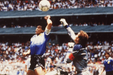Maradona y “la mano de Dios”: subastan balón del gol contra Inglaterra