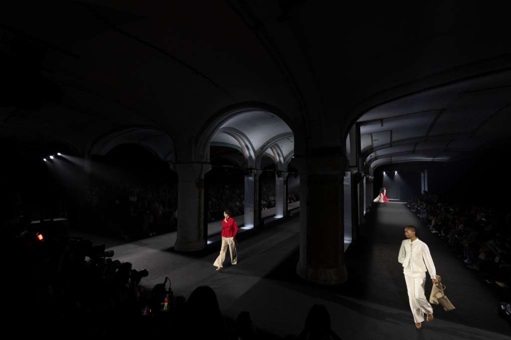 FOTODELDÍA GRAFCAT6198. BARCELONA, 01/04/2025.- Aspecto del desfile de la marca Simorra en la primera jornada de la 080 Barcelona Fashion Week que ha comenzado este martes en Barcelona. EFE/Marta Pérez