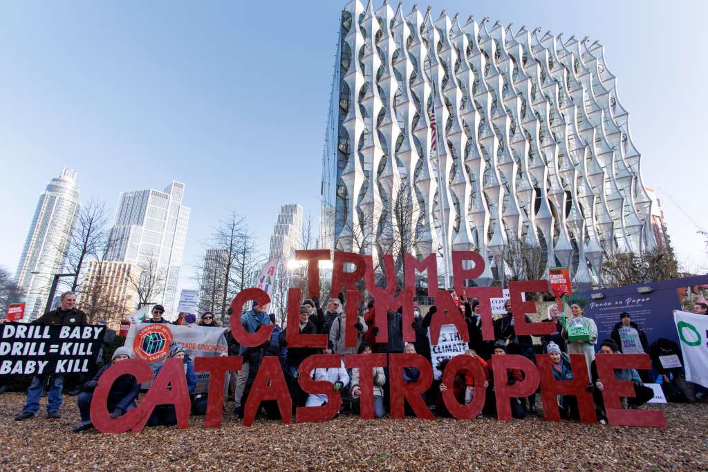 London (United Kingdom), 11/01/2025.- Activists from the 'Campaign against Climate Change' group hold cardboard cutouts spelling 'Trump Climate Catastrophe' to protest against US president-elect Donald Trump's climate policies outside the US embassy in London, Britain, 11 January 2025. The 'Campaign against Climate Change' group protested against Trump's intention to pull the United States out of the Paris Climate Agreement as the US is the world's largest producer of oil and natural gas. (Protestas, Reino Unido, Estados Unidos, Londres) EFE/EPA/TOLGA AKMEN