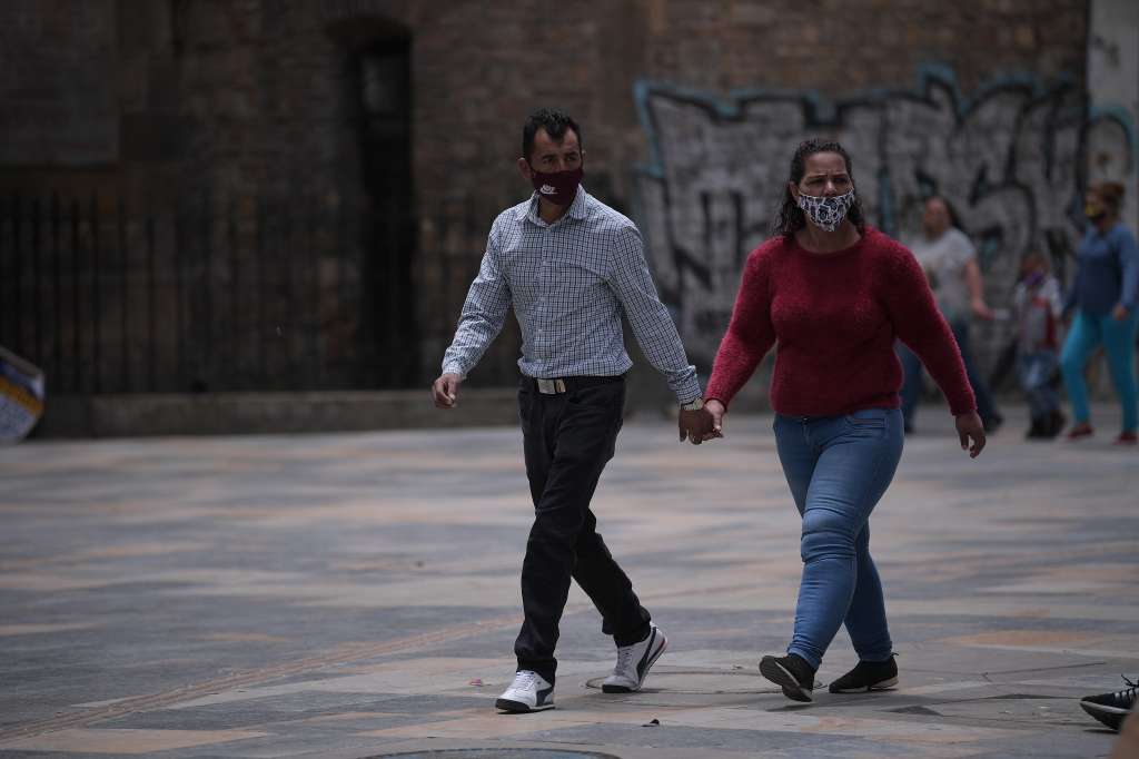Imágenes de varios locales comerciales con sus mascotas, que abrieron nuevamente sus puertas tras haber levantado la cuarentena obligatoria por la pandemia del coronavirus, lo que genera una recuperación económica para el país.