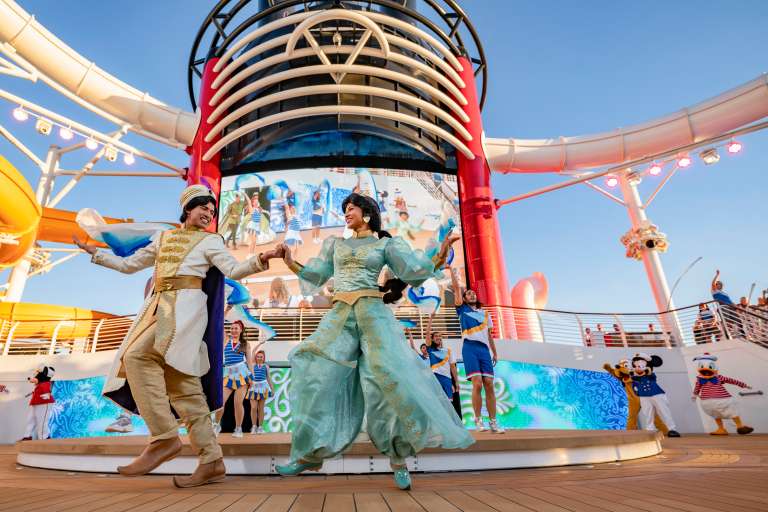 Los personajes de Disney se unen a los huéspedes en las cubiertas superiores para una fiesta de celebración que da inicio a cada viaje en el Tesoro de Disney.