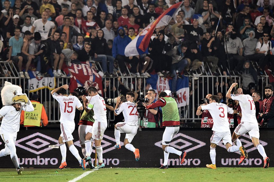 Jugadores de Albania salen corriendo a los camerinos del estadio del Partizán.//AFP