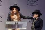 Lady Gaga dona el premio LennonOno por la paz