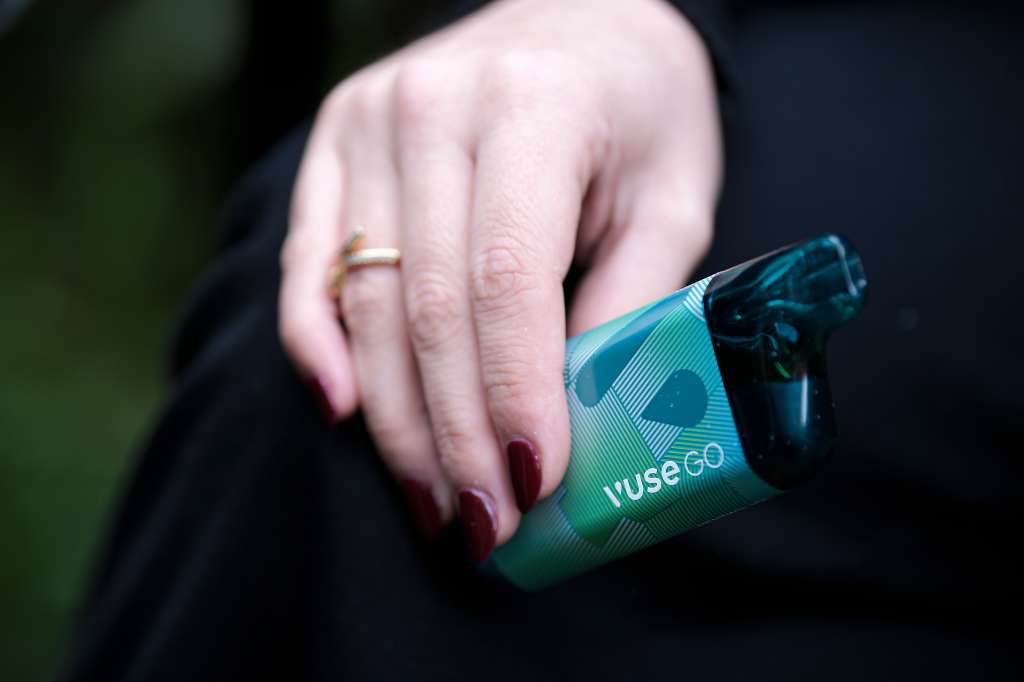 Vapeadores o cigarrillos electrónicos.